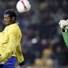 Oumar Kondé z FC Curych hlavičkou překonává brankáře Sparty Tomáše Poštulku.