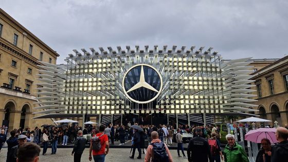 Rozzářené hvězdy a podivné krabice. Navštívili jsme nejdivnější výstavu aut v Evropě