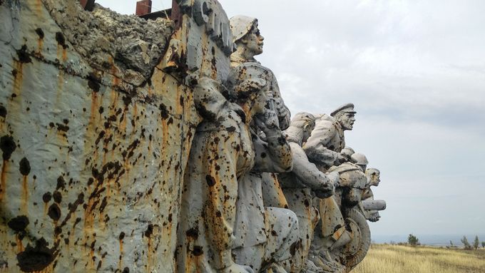 Při bojích o kopec, na němž se nachází tento pomník, zahynuli i čeští a slovenští vojáci, kteří tu bojují po boku ruských separatistů.