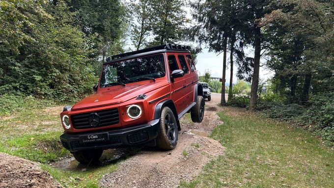 Otestovali jsme nový Mercedes-Benz třídy G v off-roadovém areálu nedaleko místa, kde se tento ultimativní vůz vyrábí. Troufá si na víc než jeho řidič.