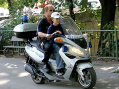 Pražští strážníci vozí po pražské Kampě děti na motocyklech