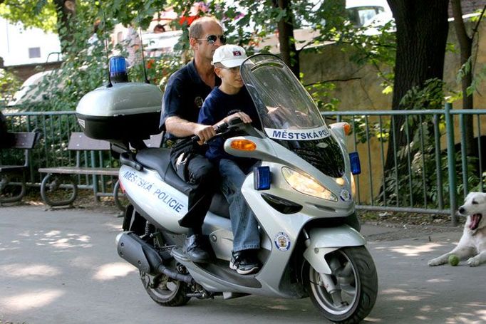 Pražští strážníci vozí po pražské Kampě děti na motocyklech