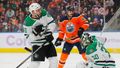 NHL 2019/20, Dallas - Edmonton: Roman Polák blokuje střelu před brankářem Benem Bishopem (v pozadí Zack Kassian)