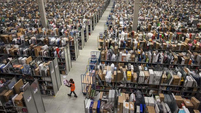 Na ilustračním snímku je skladiště Amazonu v Německu.
