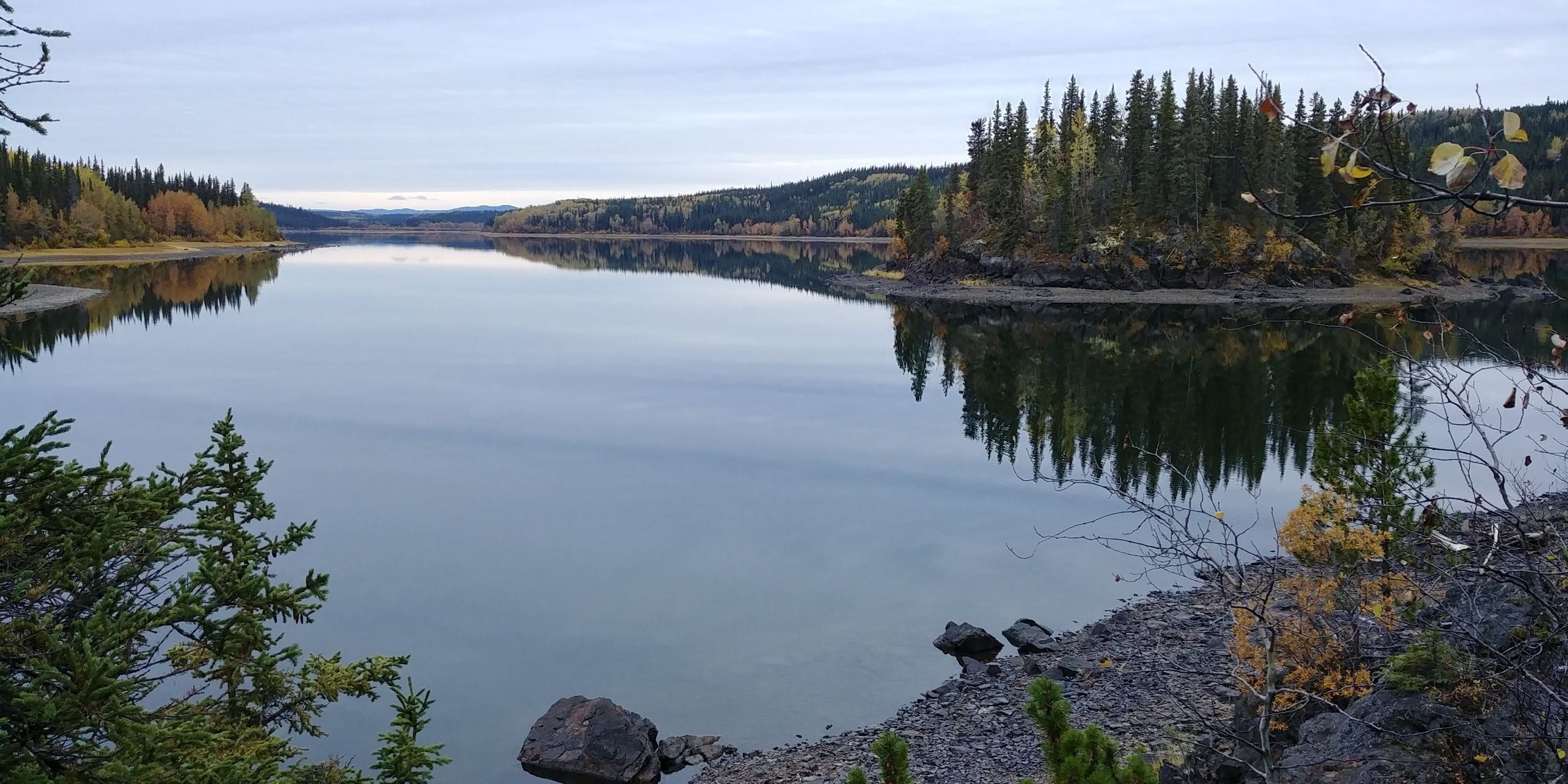 Jezero Teslin Lake v Yukonu.
