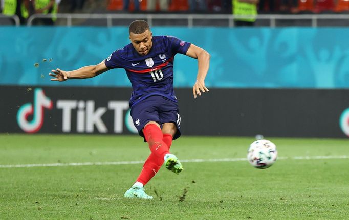 ME ve fotbale 2021, Francie - Švýcarsko: Kylian Mbappé při neproměněné penaltě.