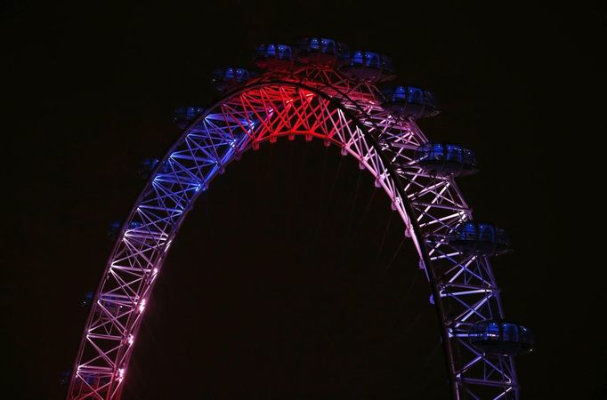 Osvětlení obřího kola London Eye v národních barvách - červené, modré a bílé.