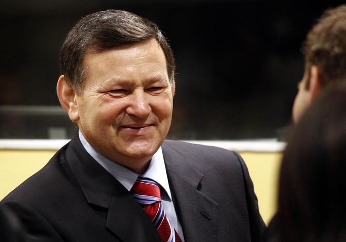 Mladen Markac, a former Croatian police commander, smiles as he talks to his lawyer in the courtroom of the International Criminal Tribunal for the former Yugoslavia (ICTY) before his appeal judgement in The Hague November 16, 2012. The appeals court overturned on Friday the conviction of Ante Gotovina, the most senior Croatian military officer charged with war crimes during the Balkan conflict of the 1990s. Gotovina had been jailed for 24 years. The conviction of Markac, who had been serving an 18-year sentence, was also overturned. REUTERS/Bas Czerwinski/Pool (NETHERLANDS - Tags: CRIME LAW CONFLICT POLITICS HEADSHOT) Published: Lis. 16, 2012, 9:52 dop.