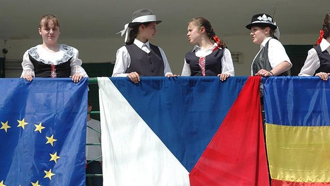 Vlajky EU vlajou v Rumunsku snad na každém domě a při každé příležitosti a to už několik let. Český folklórní festival v Rumunsku v roce 2003.