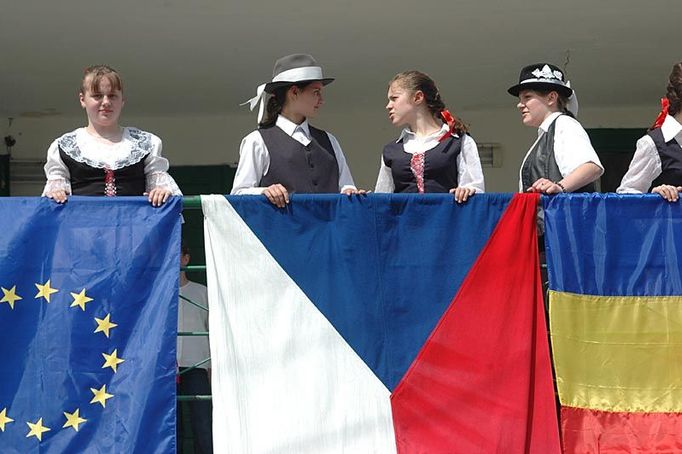 Vlajky EU vlajou v Rumunsku snad na každém domě a při každé příležitosti a to už několik let. Český folklórní festival v Rumunsku v roce 2003.