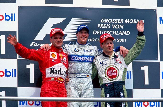 Asi největším úspěchem kariéry byl triumf v GP Německa 2001. Na stupních vítězů Ralfa Schuamchera doplnili Rubens Barrichello (vlevo) a Jacques Villeneuve.