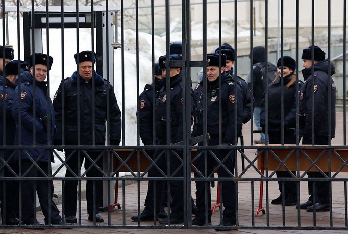 Policisté se u brány hřbitova usmívali.