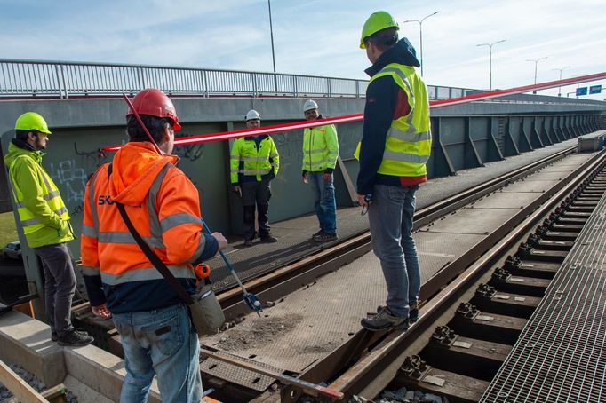 Železniční most přes Labe v Pardubicích stavební firma posunula o 18 metrů.