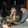 Petr Hapka a Michal Horáček za oknem kavárny Slavia.
