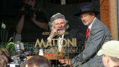 Petr Hapka a Michal Horáček za oknem kavárny Slavia.