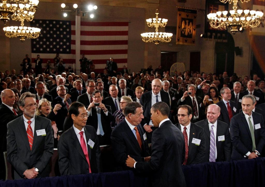 Barack Obama se zdraví se členy vlivné Americké obchodní komory