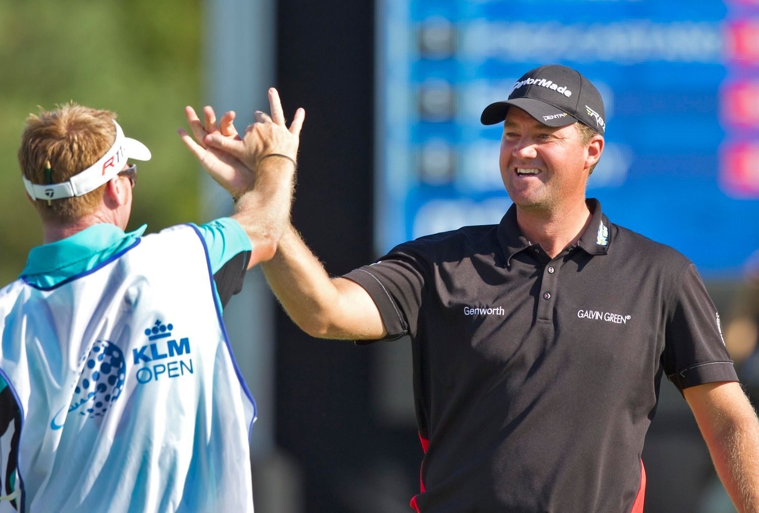 Švédský golfista Peter Hanson slaví svúj eagle na 18. jamce se svým caddym na Holandském otevřeném turnaji 2012 v Hilversumu.