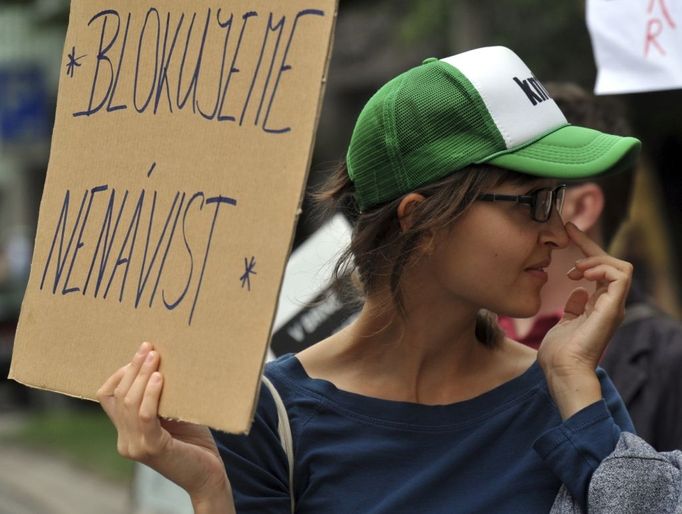 Zatímco v Brně protestovalo asi 30 radikálů, na happeningu proti rasismu a násilí se sešel zhruba dvojnásobek lidí.