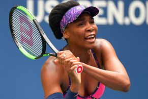 Odvážný výstřih Venus Williamsové i wimbledonský styl Kvitové. To je móda na US Open