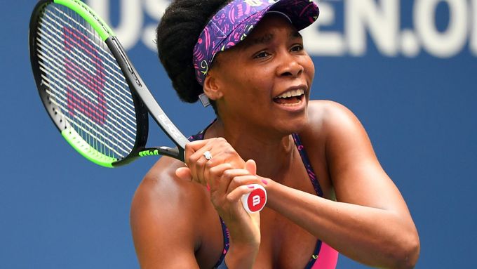 Když je v New Yorku horko, hraje Venus Williamsová v růžovém tílku. A co si letos na US Open oblékají jiné hvězdy grandslamu?