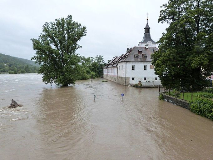 Dobřichovický zámek je opět pod vodou, ačkoliv od minulých povodních byl kolem něj zbudován vyvýšený val.