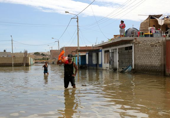 Zaplavené ulice ve městě Huarmey na západě Peru.