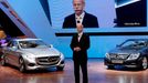 Generální ředitel koncernu Daimler Dieter Zetsche na stánku Mercedesu s modely Mercedes E350 CGI Blue Efficiency (vpravo)a experimentálním vozem Mercedesem F 800.