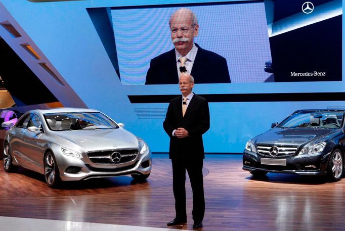 Generální ředitel koncernu Daimler Dieter Zetsche na stánku Mercedesu s modely Mercedes E350 CGI Blue Efficiency (vpravo)a experimentálním vozem Mercedesem F 800.