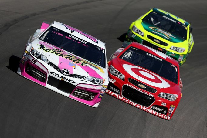 NASCAR 2014: Clint Bowyer (15), Kyle Larson (42) a Paul Menard (27)