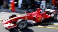 Michael Schumacher s ferrari opouští boxy.