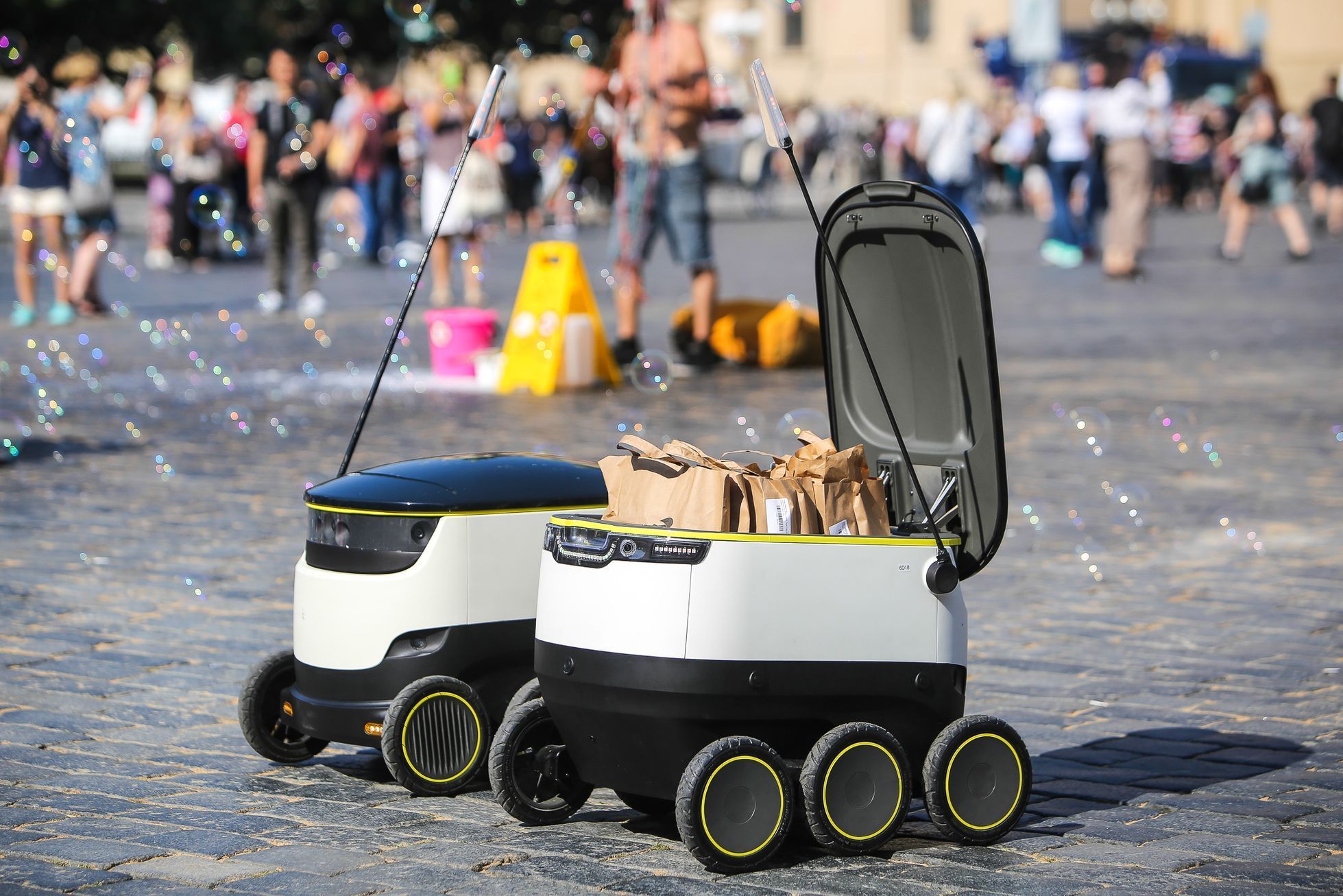 Samodoručovací robot firmy Starship Technologies prvně v Praze pro Rohlik.cz