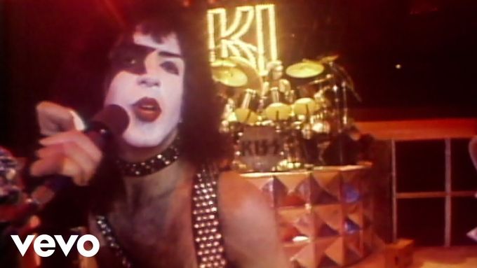 Videoklip ke skladbě I Was Made For Lovin' You od Kiss z roku 1979 má na YouTube téměř půl miliardy přehrání.