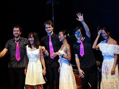 Ovšem ani parádní koncert nemůže trvat věčně. Je tu konec. Ale zatím jen prozatímní...