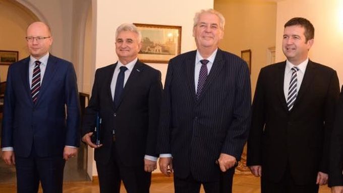 Ministr obrany Martin Stropnický, premiér Bohuslav Sobotka, předseda Senátu Milan Štěch, prezident Miloš Zeman, předseda sněmovny Jan Hamáček a ministr zahraničí Lubomír Zaorálek.