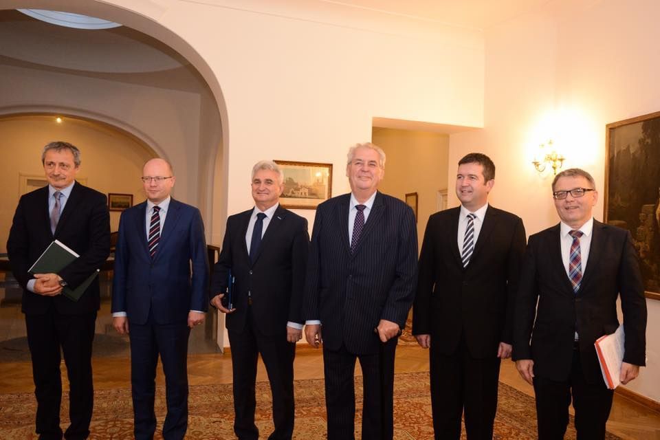 Ústavní činitelé před jednáním o zahraniční politice na Hradě.