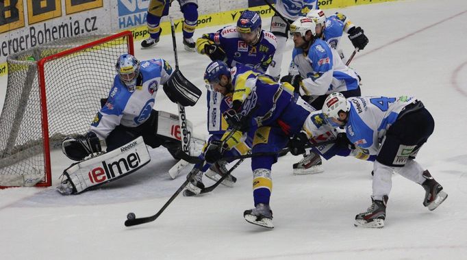 Hokej, Zlín - Plzeň (Bedřich Köhler střílí, Jan Kovář hákuje, Marek Mazanec chytá, Jaroslav Balaštík a Nicolas St. Pierre přihlížejí)