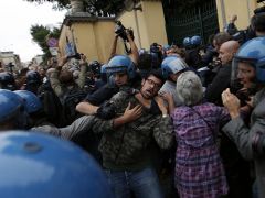 Protestující občany musela krotit policie.