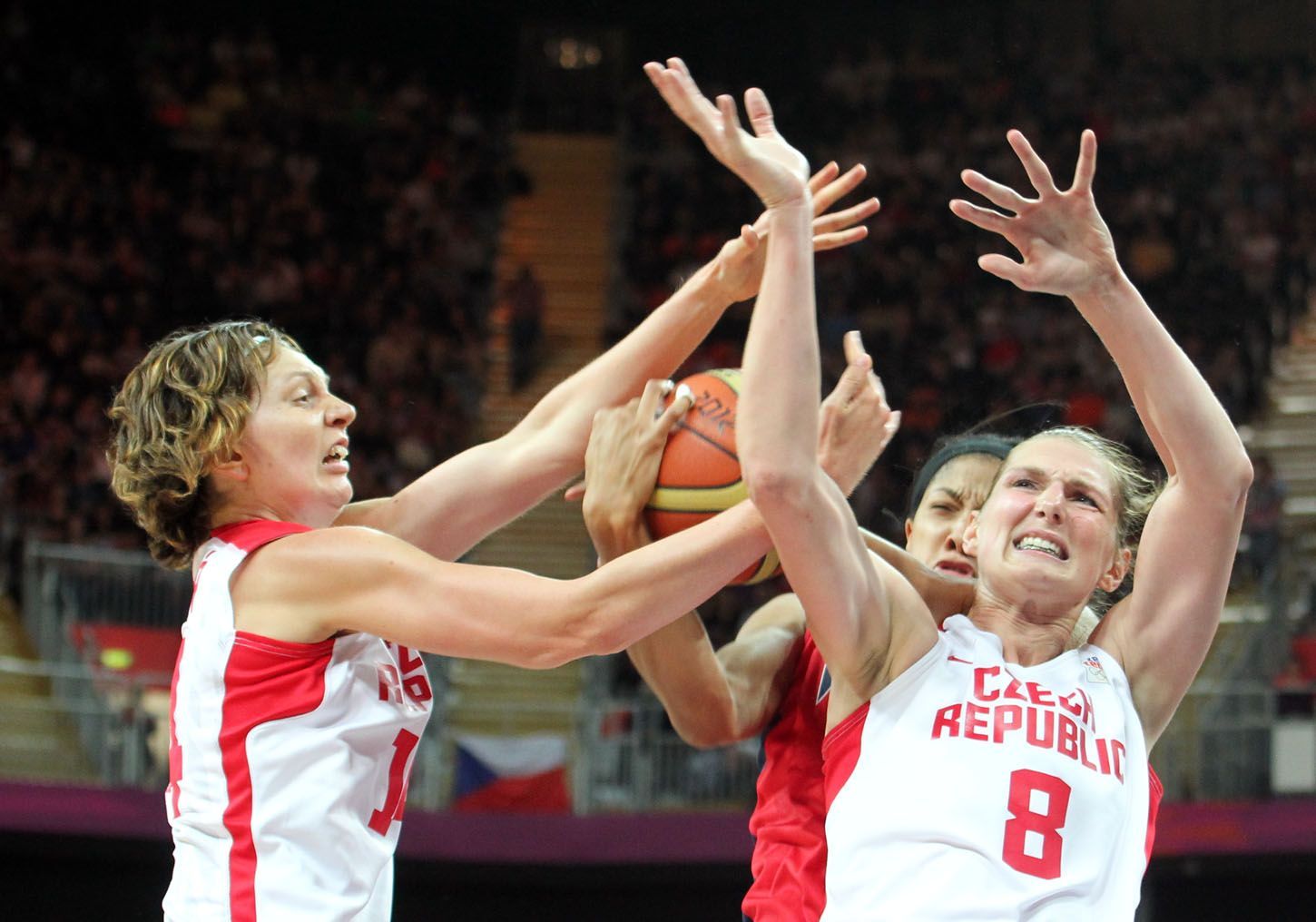 České basketbalistky Tereza Pecková (vlevo) a Ilona Burgrová v utkání skupiny A s USA na OH 2012 v Londýně.