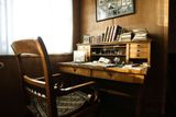 Jeho psací stůl i po více než osmdesáti letech vypadal, jakoby si od něj jen na chvíli odskočil.