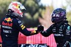 Piloti formule 1 Max Verstappen a Lewis Hamilton (2021)