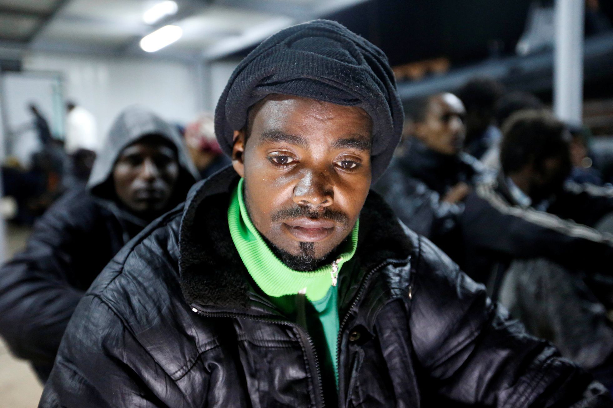 Migrant, kterého na moři zachránila libyjská pobřežní stráž.