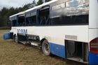 Na Jihlavsku havaroval autobus s dětmi.  Čtrnáct se jich zranilo, jedno z nich těžce