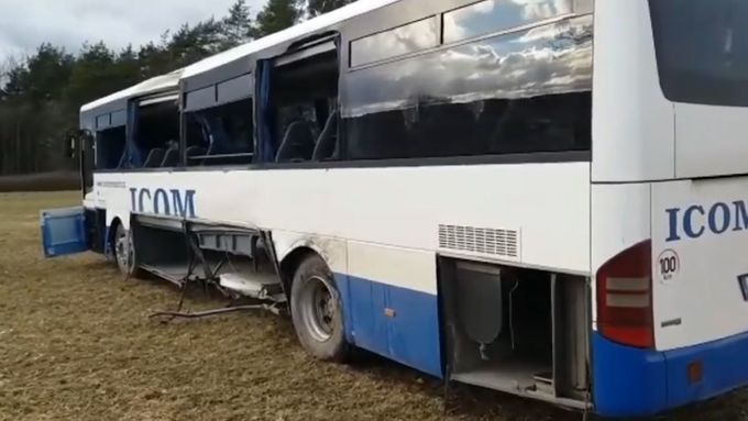 Autobus se 14 dětmi havaroval u obce Věžnička na Jihlavsku.