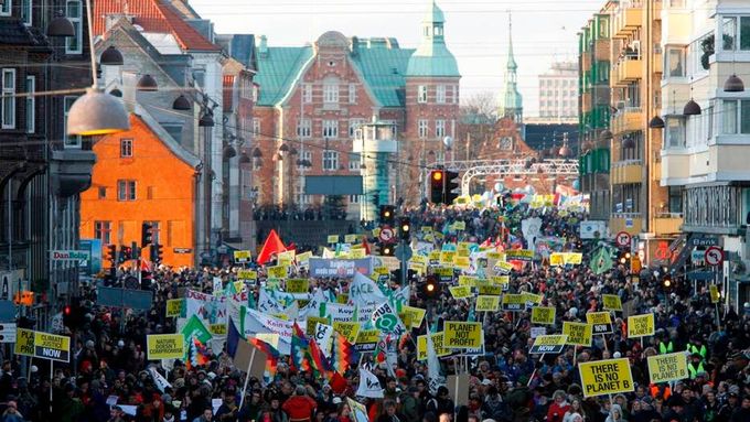 Svět demonstruje kvůli emisím, v Kodani se zatýká
