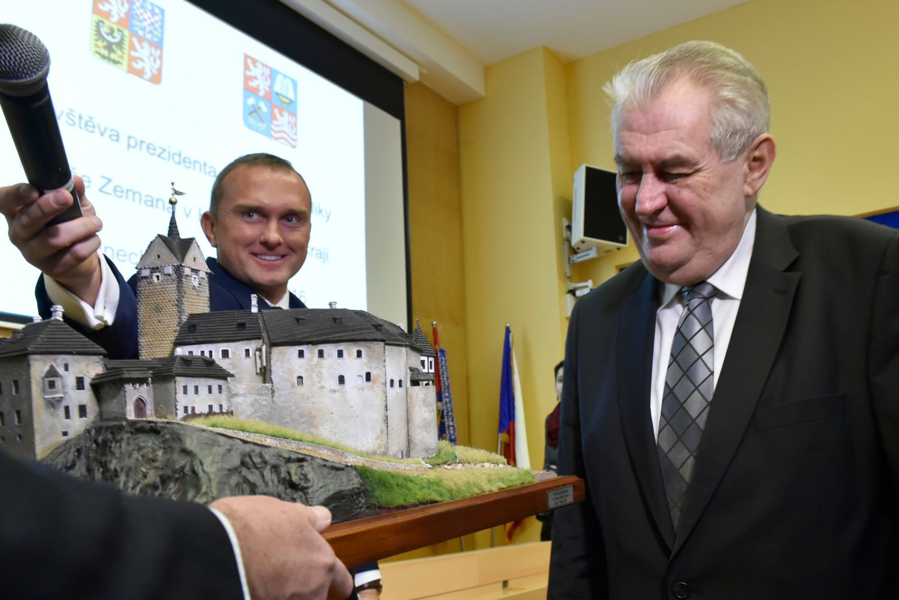 Miloš Zeman dary kraje model hradu Loket vyrobený vězni