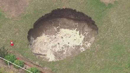 Důchodci se probudili a našli na dvorku obrovskou žumpu s neklidnou vodou