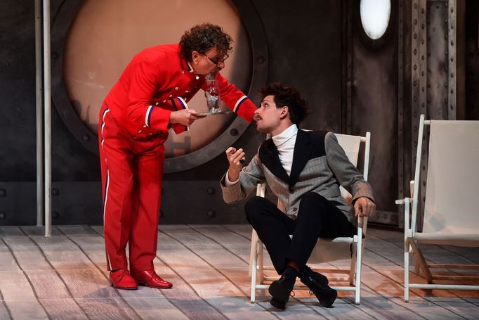 František Večeřa jako stevard Dvorníček a Vít Roleček coby skladatel Adam.