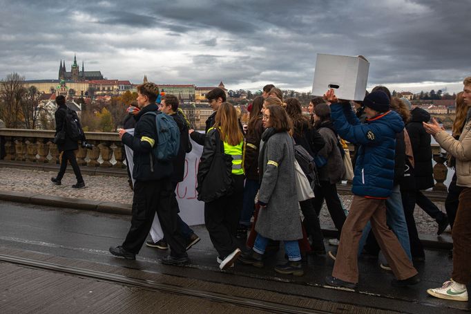 Protest studentů a odborů proti opatřením vlády Petra Fialy.