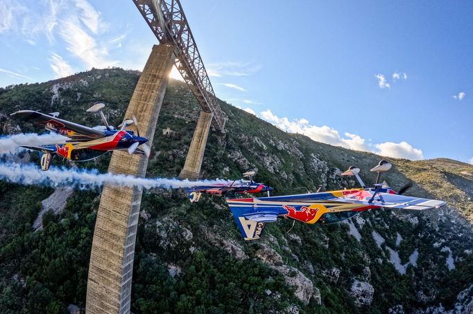 Neuvěřitelný akrobatický kousek českých pilotů v Černé Hoře: skupinový přemet kolem mostu.