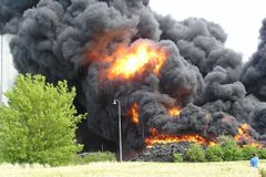 V Uherském Brodě stále hoří tisíce tun pneumatik